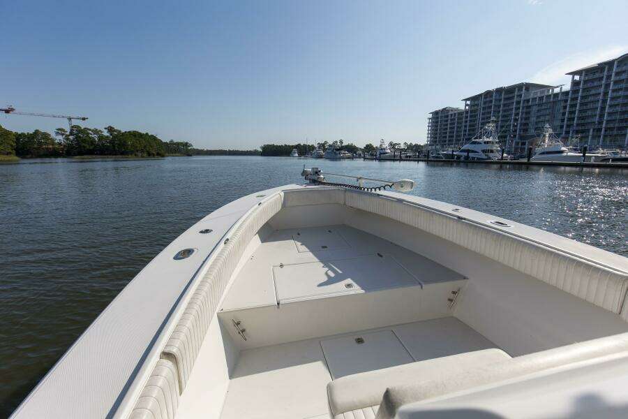 2003 31 Jupiter 31FS Miss Millie II Bow (3)