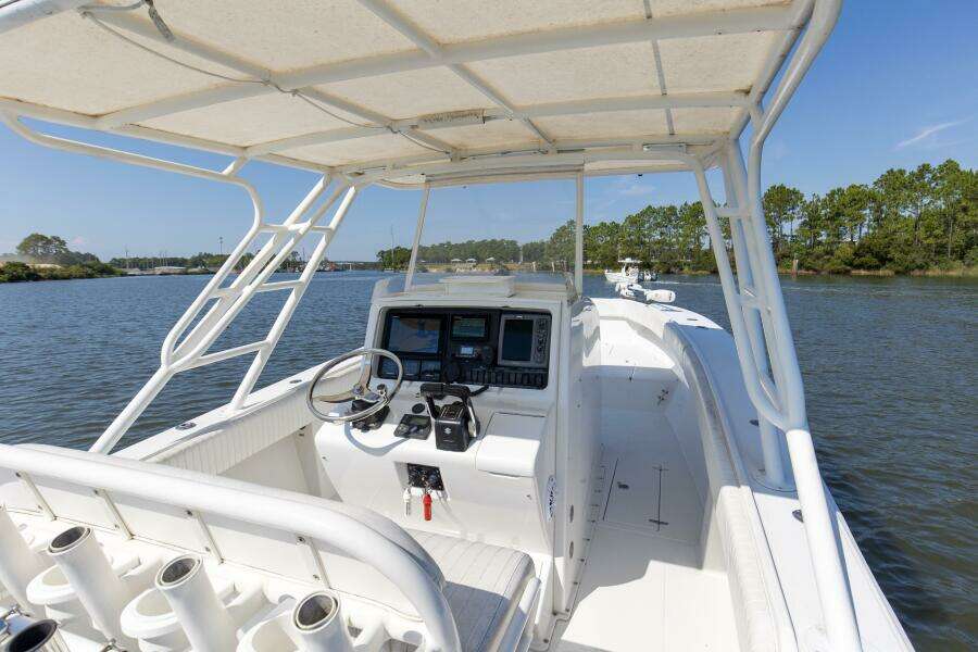 2003 31 Jupiter 31FS Miss Millie II Helm (3)