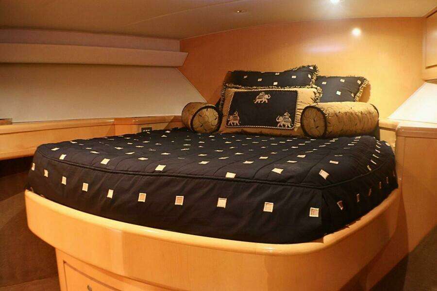 2001 Donzi 73' Sport Fish  VIP Stateroom (5)