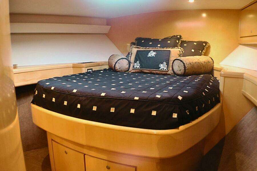 2001 Donzi 73' Sport Fish  VIP Stateroom (4)