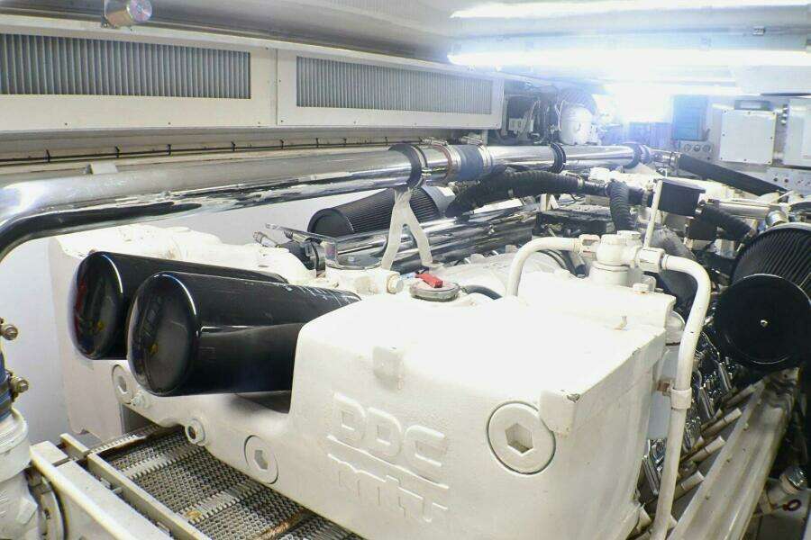 2001 Donzi 73' Sport Fish  Engine Room (7)