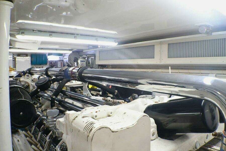 2001 Donzi 73' Sport Fish  Engine Room (5)