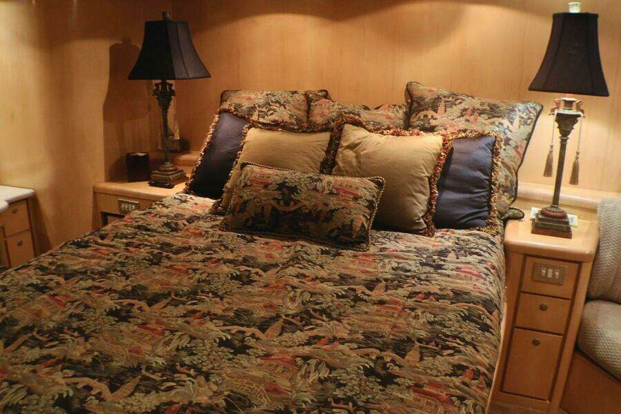 2001 Donzi 73' Sport Fish  Master Stateroom (4)