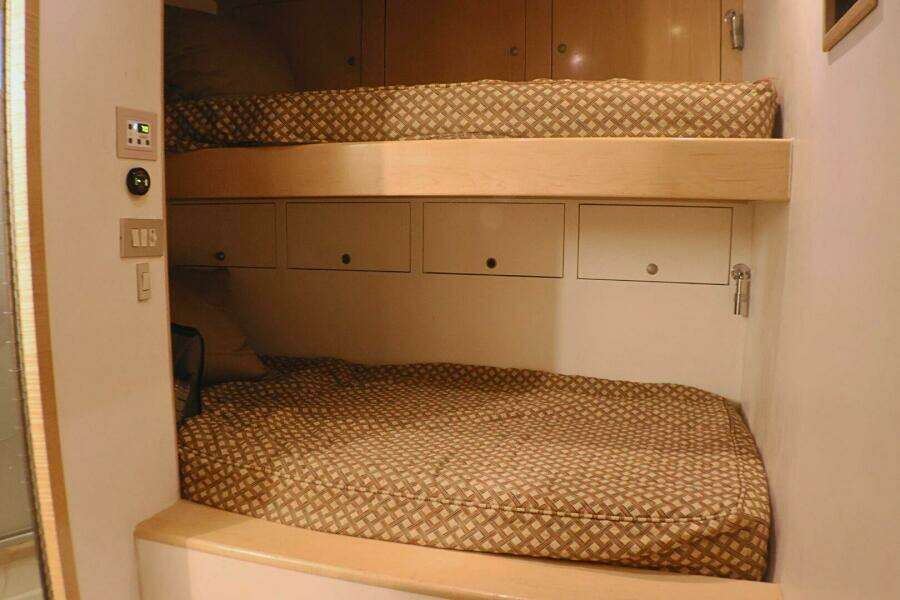 2001 Donzi 73' Sport Fish  Crew Stateroom
