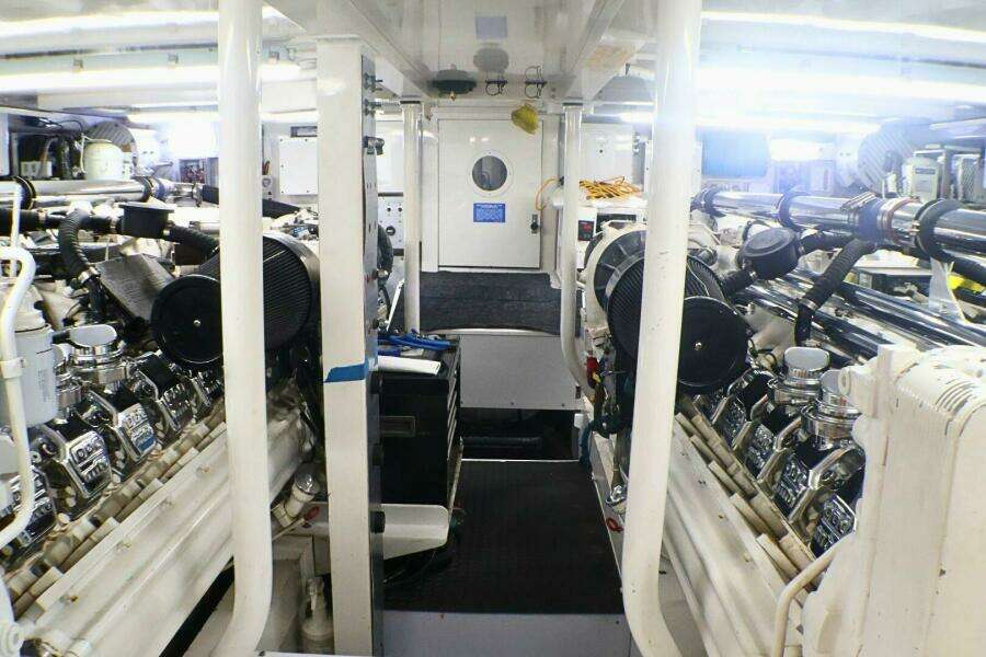 2001 Donzi 73' Sport Fish  Engine Room (10)