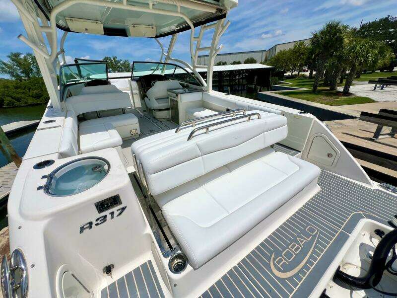 2019 Robalo R317