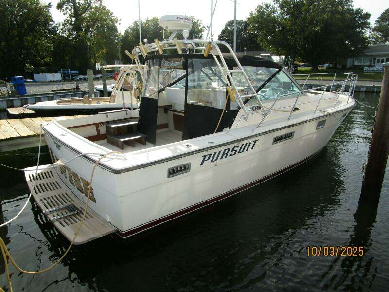 31' Pursuit starboard aft profile