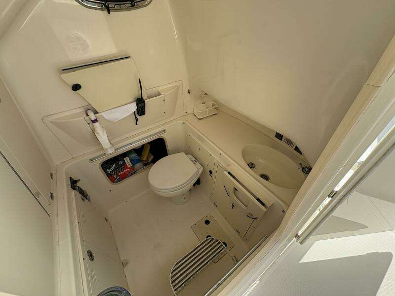 2008 Boston Whaler 320 Outrage Head