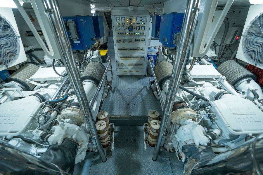 2004 Azimut 80 Carat