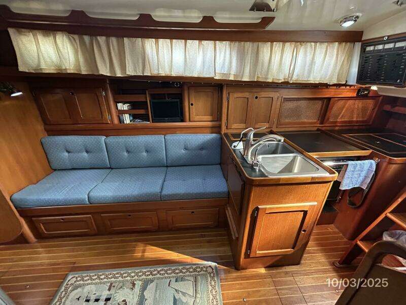 35' Bristol salon starboard