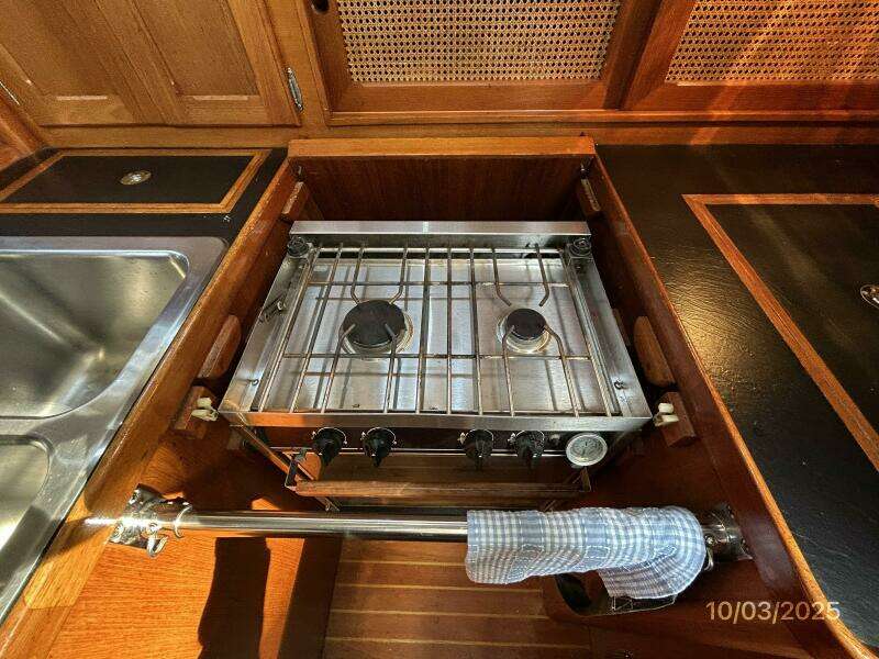 35' Bristol galley cooktop-oven