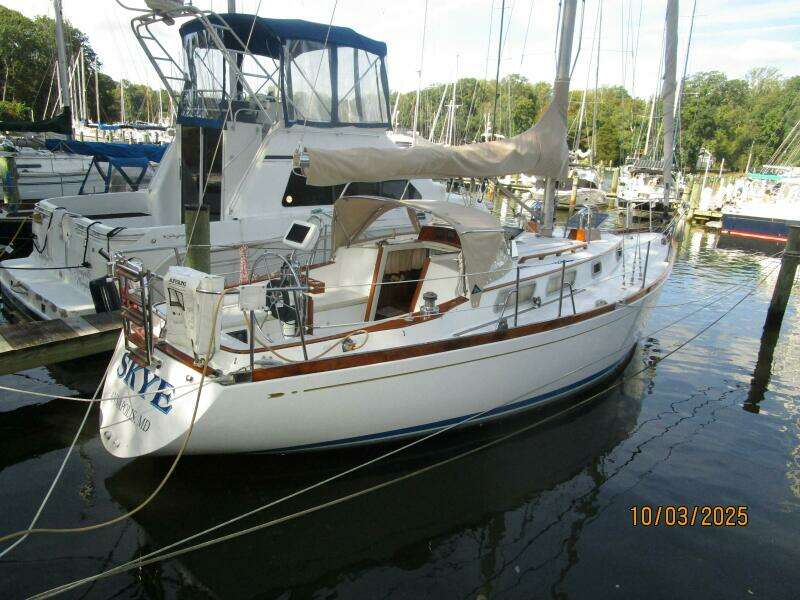 35' Bristol starboard aft profile