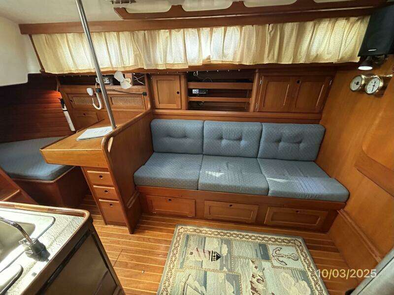 35' Bristol salon port
