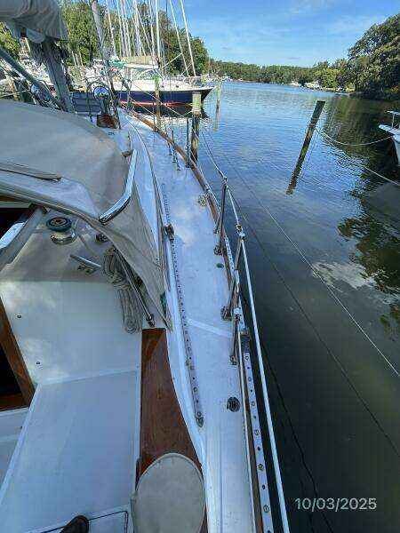 35' Bristol starboard side deck2