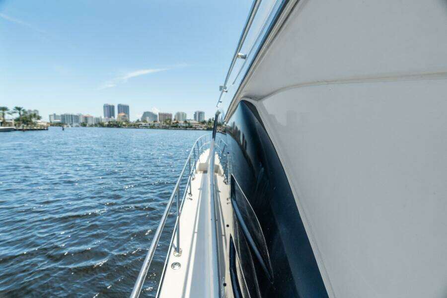 2001 Sea Ray 540 Cockpit Motor Yacht