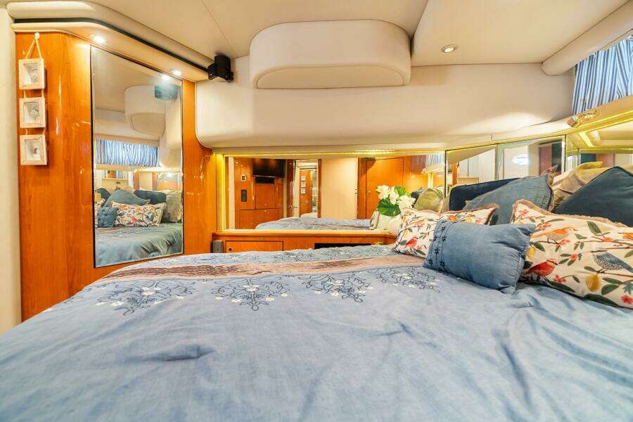 2001 Sea Ray 540 Cockpit Motor Yacht