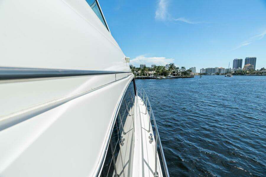 2001 Sea Ray 540 Cockpit Motor Yacht