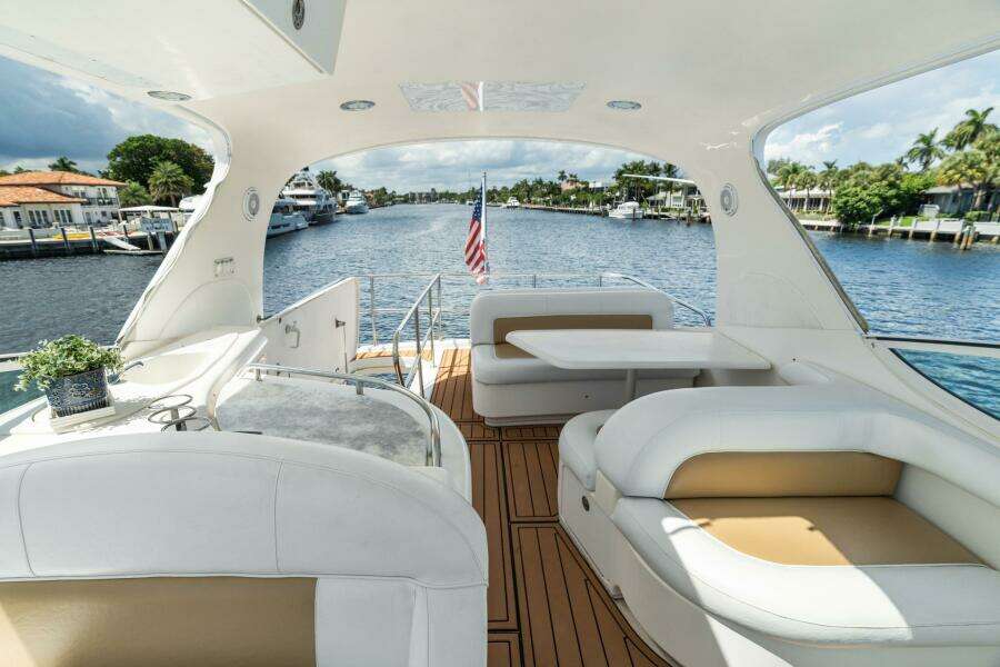 2001 Sea Ray 540 Cockpit Motor Yacht