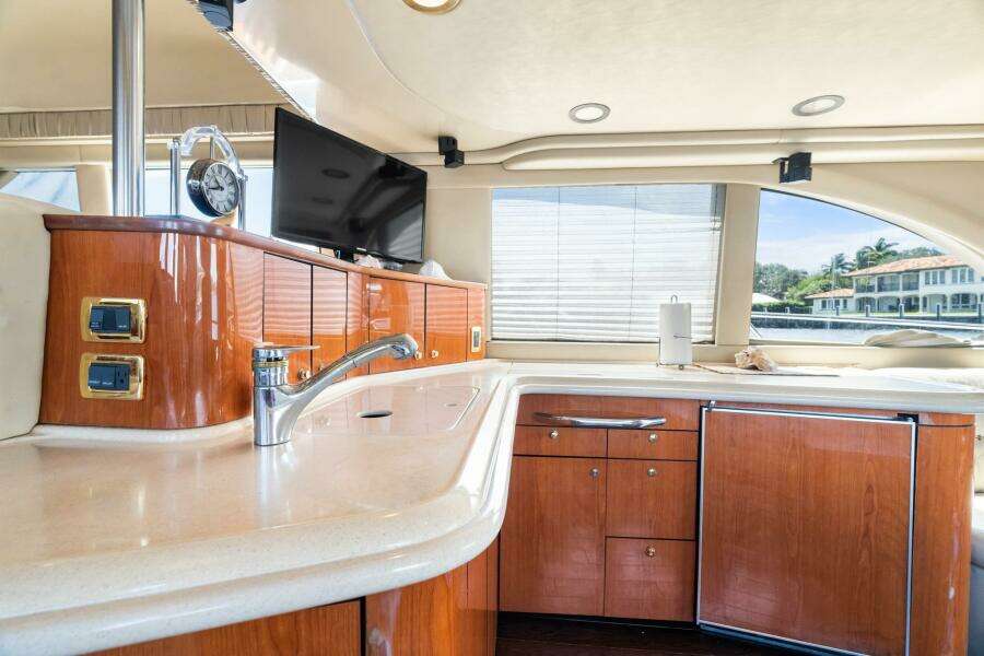 2001 Sea Ray 540 Cockpit Motor Yacht
