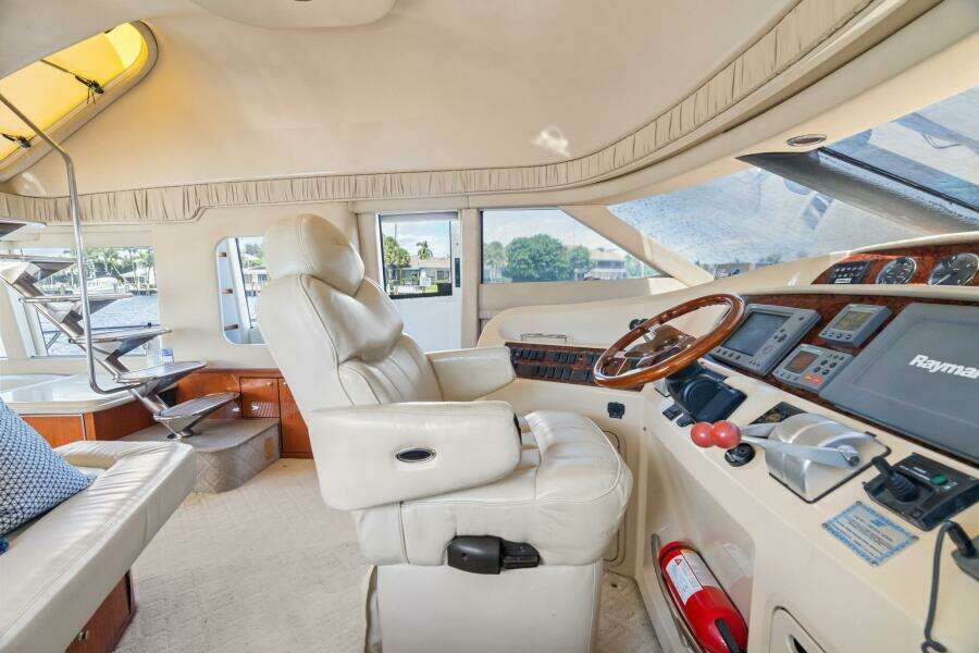 2001 Sea Ray 540 Cockpit Motor Yacht