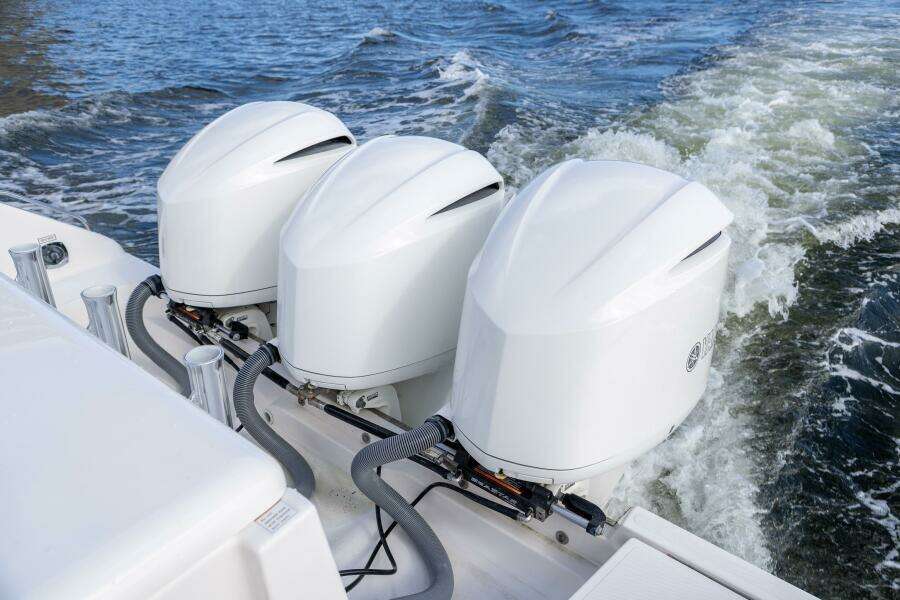 Pursuit 38 - TRACKER - Yamaha Engines