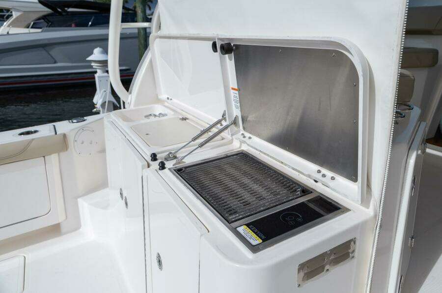 Pursuit 38 - TRACKER - Cockpit