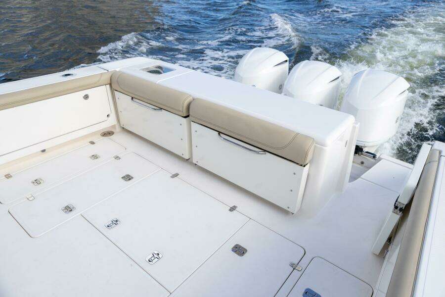 Pursuit 38 - TRACKER - Cockpit & Engines