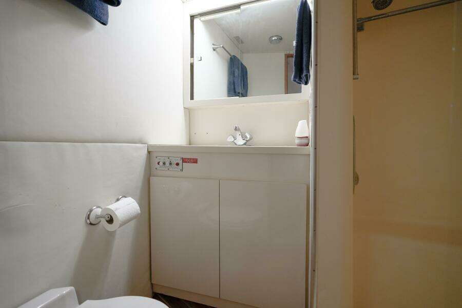 1994 Hatteras 46 Convertible- CHANGE ORDER- Guest Head