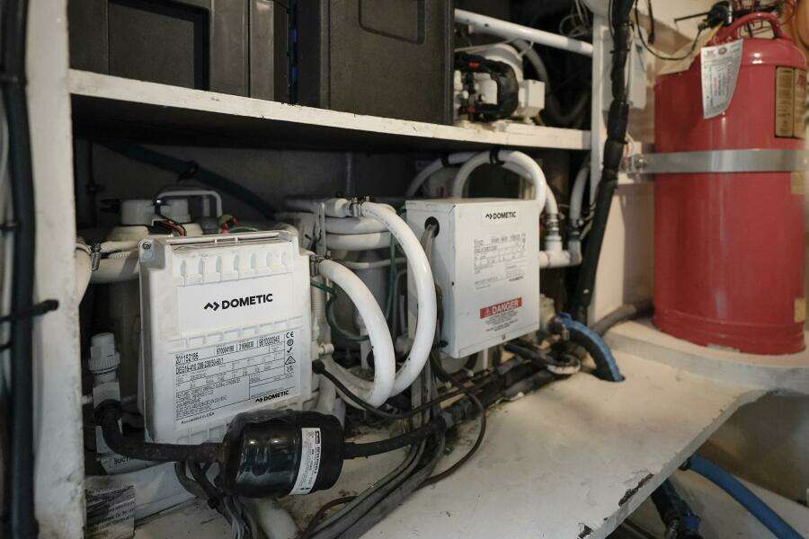 1994 Hatteras 46 Convertible- CHANGE ORDER- Engine Room