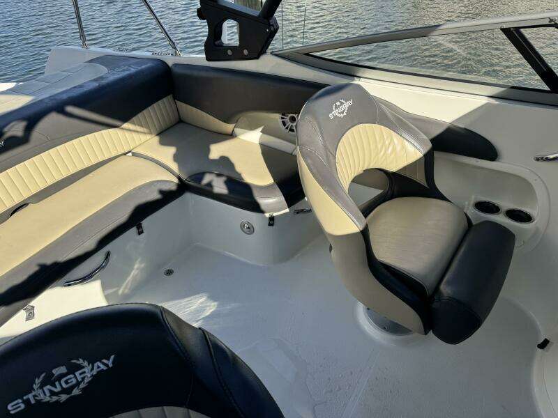 2019 Stingray 234LR