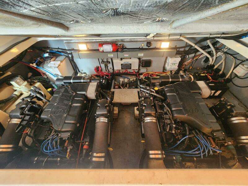 2000 Sea Ray 330 Express Cruiser