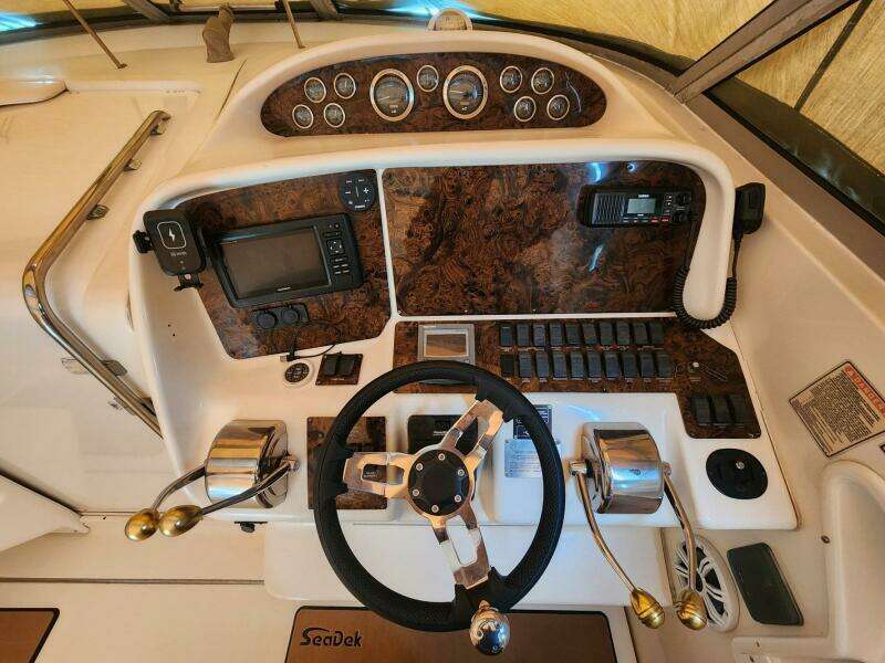 2000 Sea Ray 330 Express Cruiser