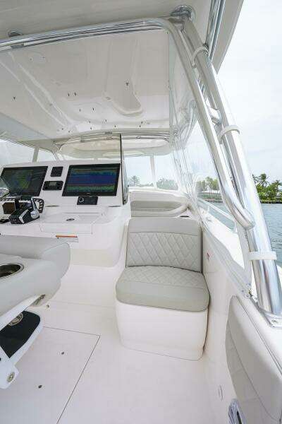 Intrepid 41 - Helm Seating