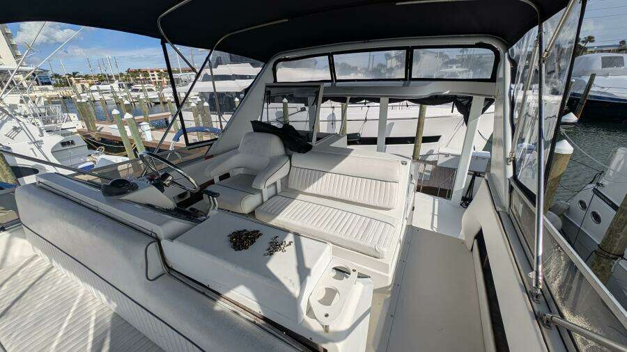 1994 Carver 370 AFT CABIN