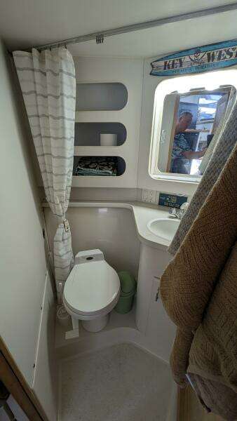 1994 Carver 370 AFT CABIN