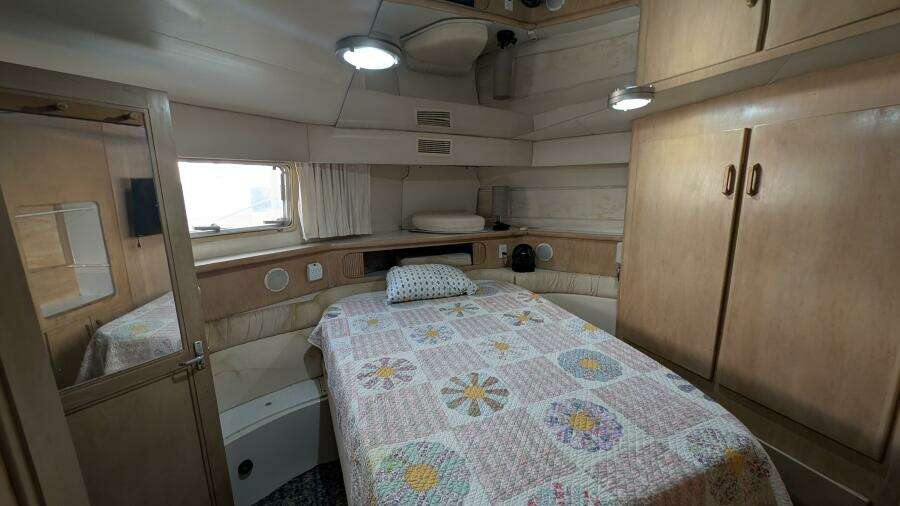 1994 Carver 370 AFT CABIN