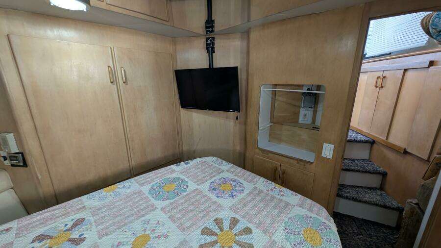 1994 Carver 370 AFT CABIN