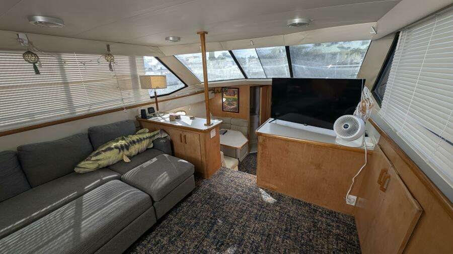 1994 Carver 370 AFT CABIN