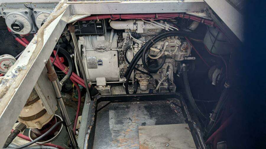 1994 Carver 370 AFT CABIN