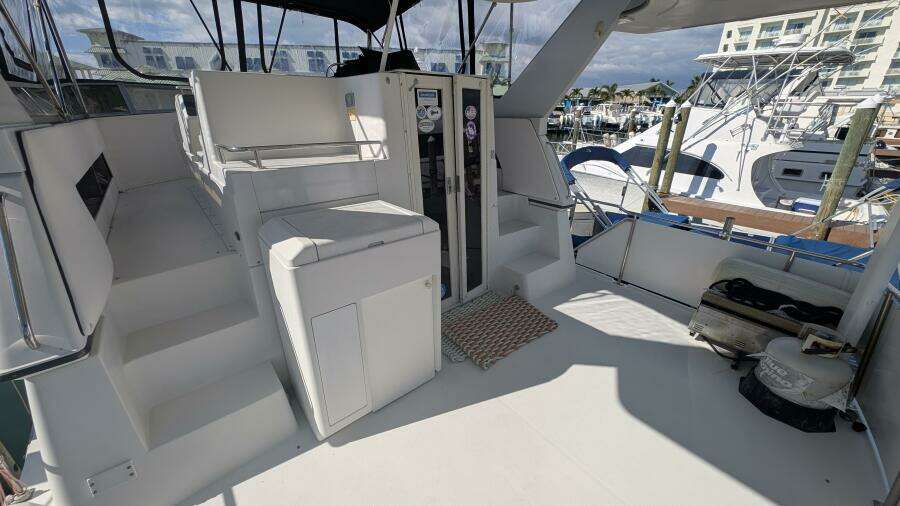 1994 Carver 370 AFT CABIN