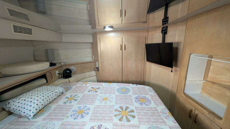 1994 Carver 370 AFT CABIN