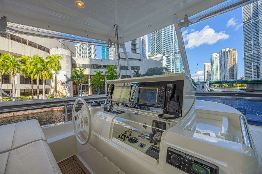 2011 Ferretti Yachts 830