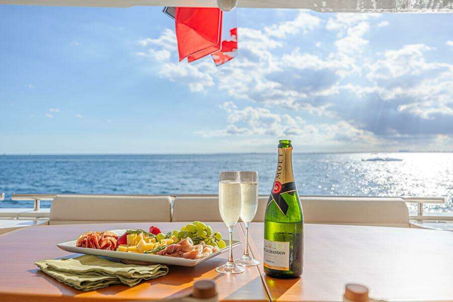 2011 Ferretti Yachts 830