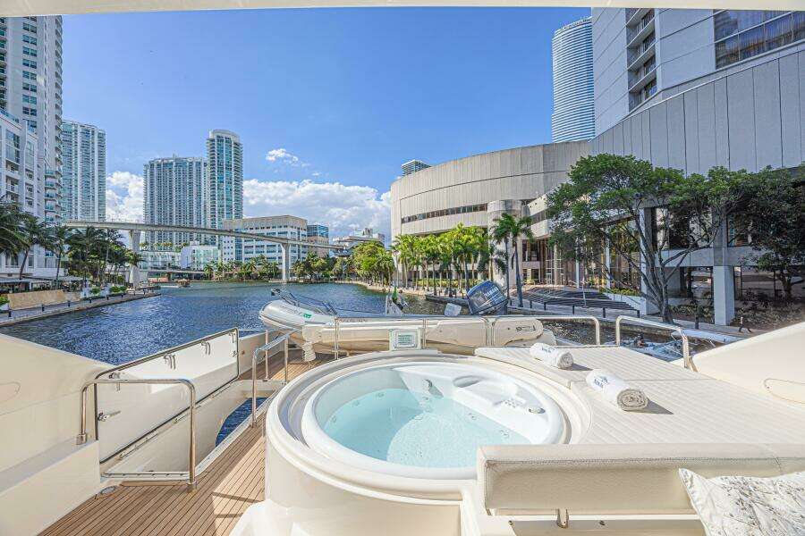 2011 Ferretti Yachts 830