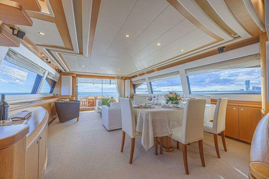 2011 Ferretti Yachts 830