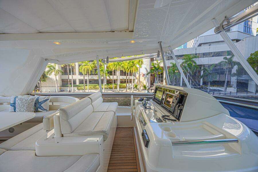 2011 Ferretti Yachts 830