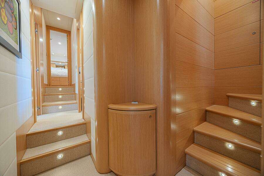 2011 Ferretti Yachts 830