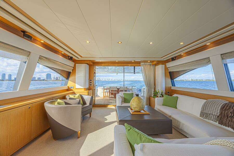 2011 Ferretti Yachts 830