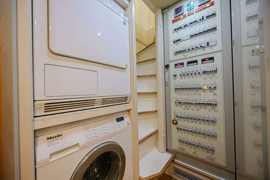 2011 Ferretti Yachts 830