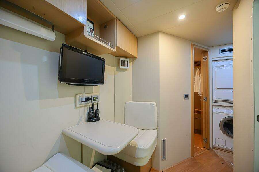 2011 Ferretti Yachts 830